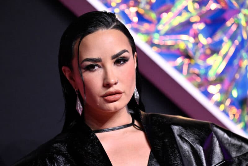 Demi Lovato poses at the 2023 MTV VMAs