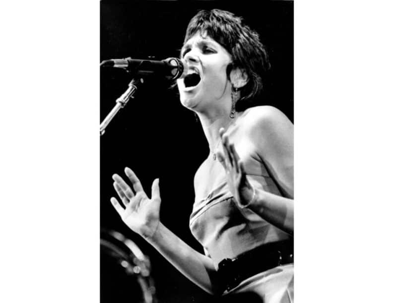 Linda Ronstadt performs in 1979