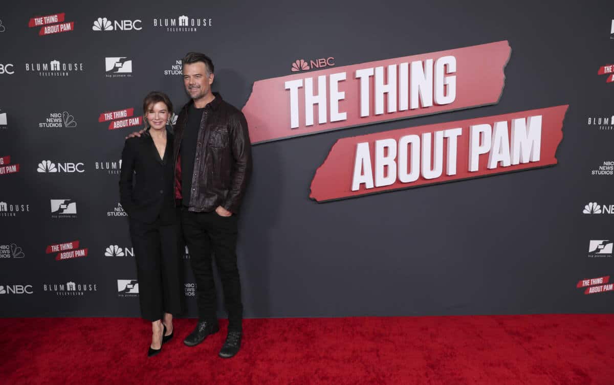 Renée Zellweger and Josh Duhamel pose together