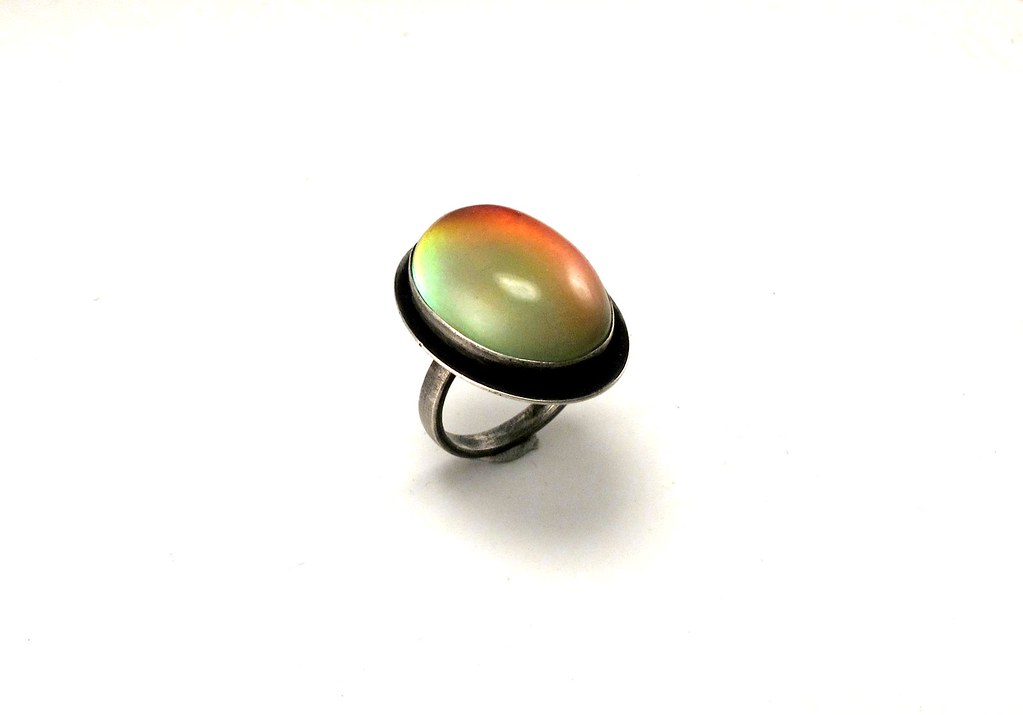 Retro 1990s mood ring accessory