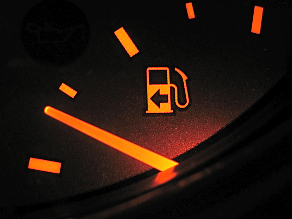 Dashboard fuel gauge showing the directional arrow