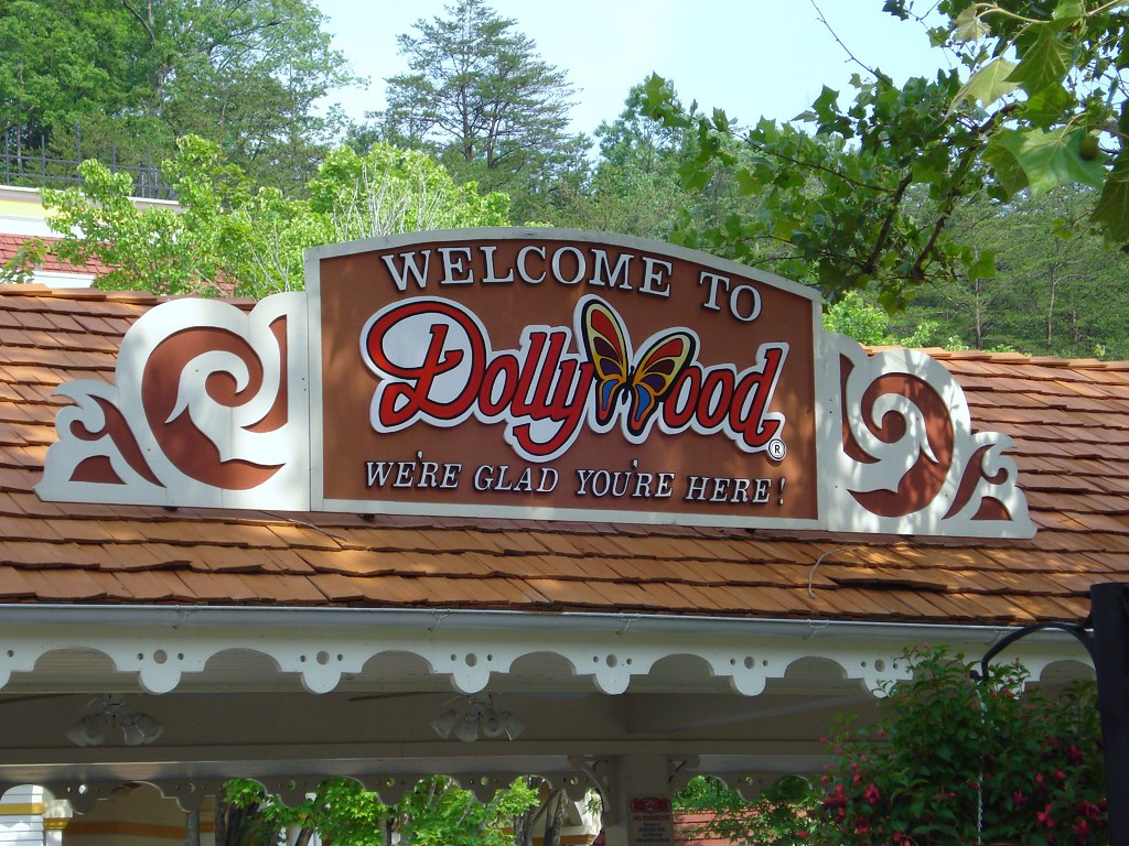 Welcome to Dollywood sign